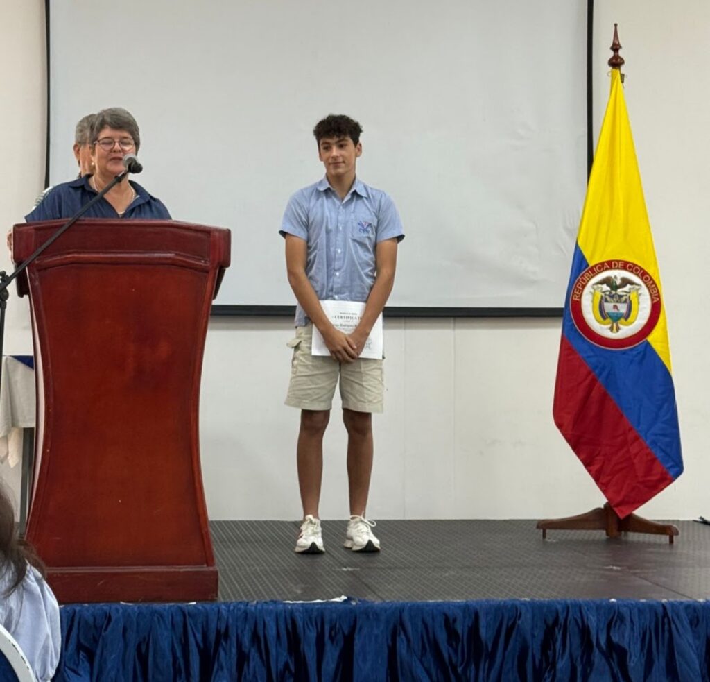 Estudiantes de los niveles superiores en la sala de estudio junto a la supervisora