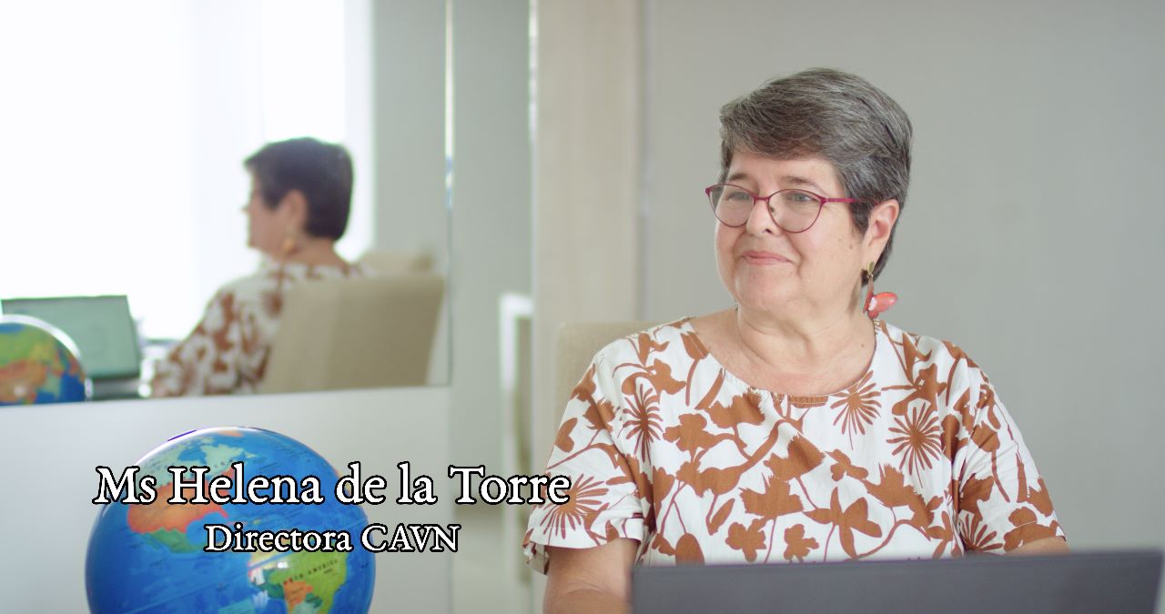 Una integrante del equipo atiende en la sala de estudio del colegio