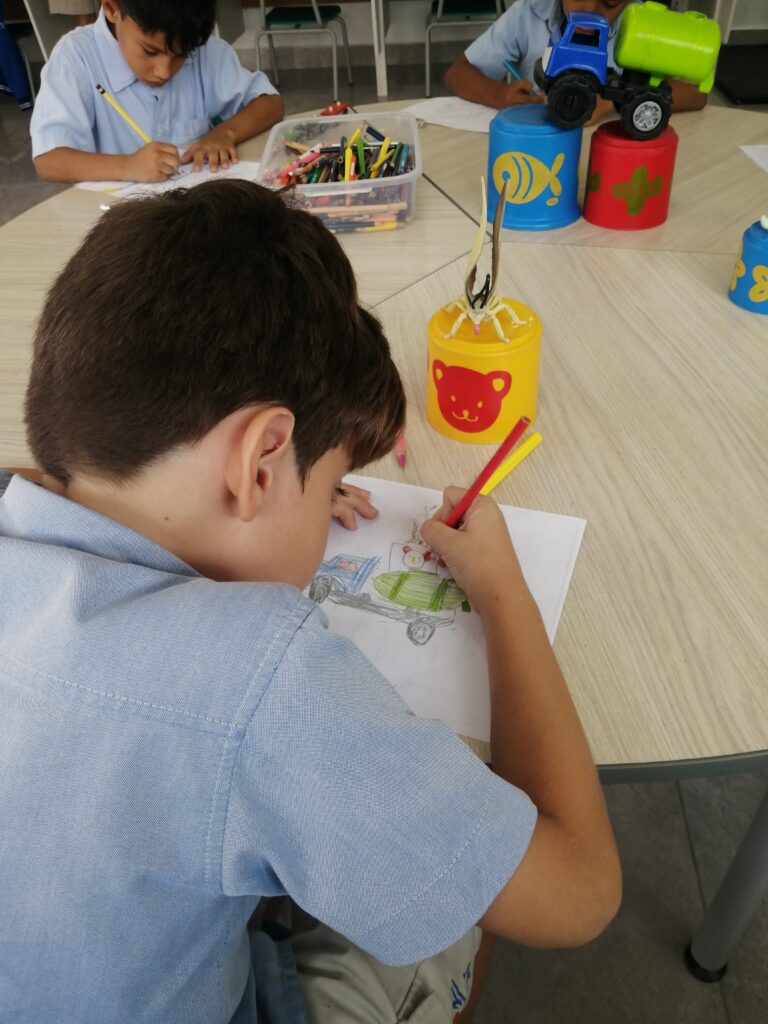 Estudiantes trabajando con material manipulativo sobre la mesa