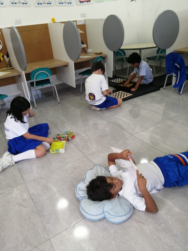 Estudiante resolviendo su material con marcadores de colores