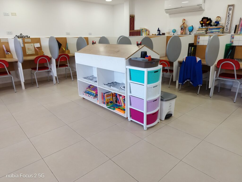 Estudiantes de los primeros niveles coloreando en la mesa de trabajo