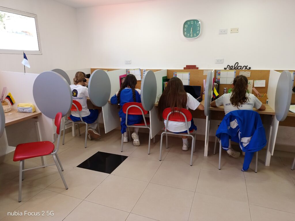 Estudiantes de los niveles intermedios en la sala de oficinas individuales