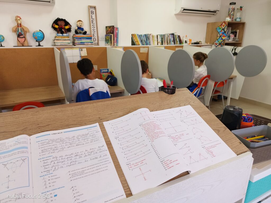 Un supervisor acompaña a un grupo de estudiantes en la mesa de trabajo