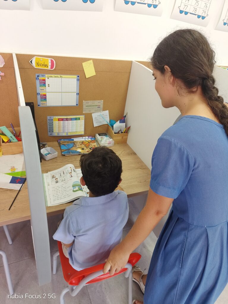 Estudiante coloreando una lámina de arte