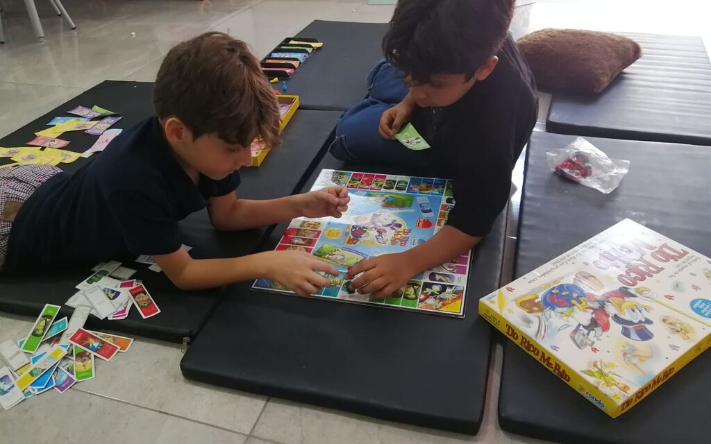 Estudiantes usando material de juego didáctico sobre las colchonetas