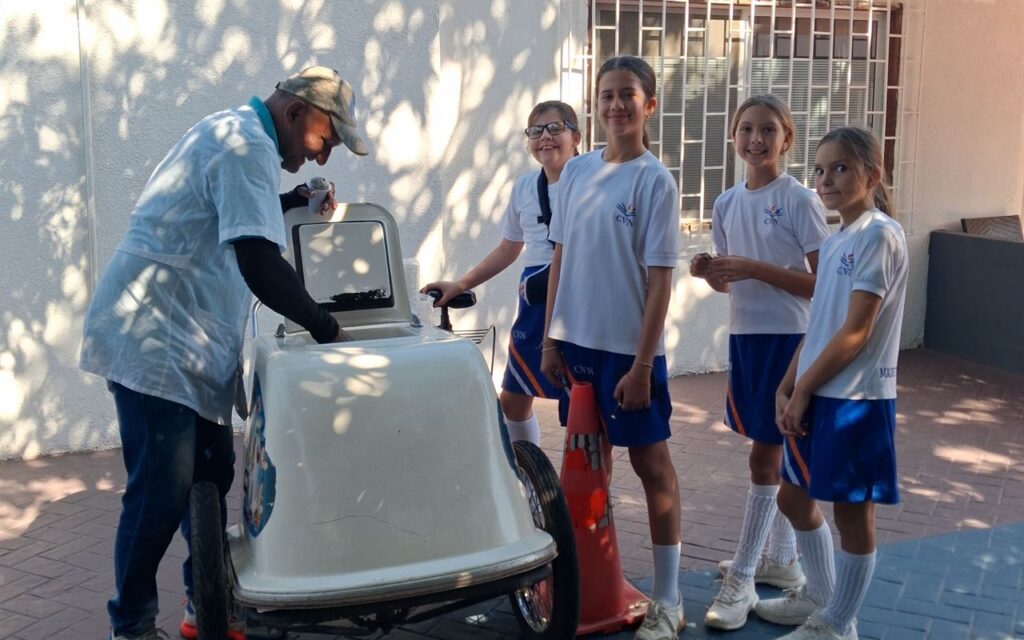 Estudiantes en el patio del colegio durante una actividad al aire libre