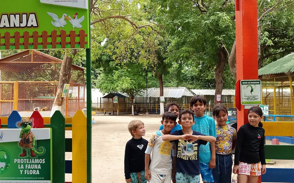 Grupo de estudiantes durante una salida pedagógica a una granja