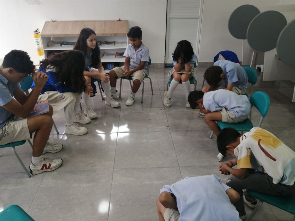 Estudiantes y docentes durante una jornada en la sede del colegio en Santa Marta