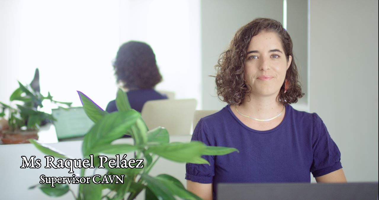 Estudiantes trabajando en la sala de oficinas individuales bajo supervisión